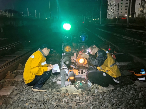 南宁高铁基础设施段职工对信号设备进行维护。黄海明摄
