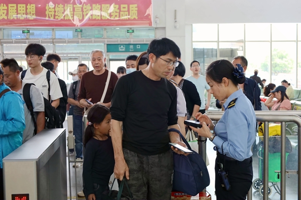 全州南站工作人员为旅客检票。李梓豪摄