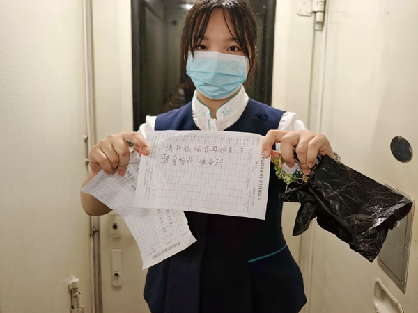 列车员韦涵淑展示写给聋哑旅客的宣传提醒。