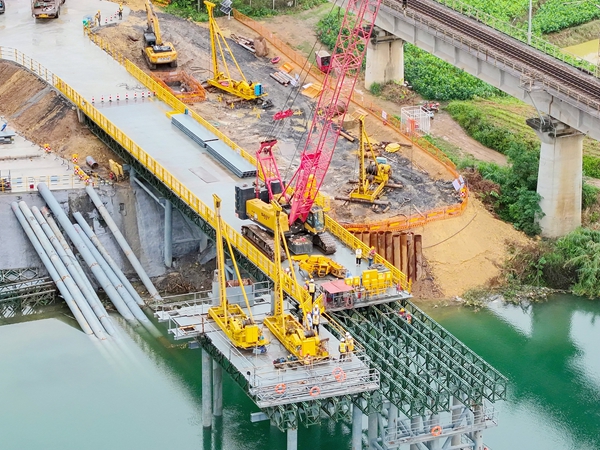 黔桂铁路增建二线工程怀远龙江左线特大桥施工现场。封荣权摄