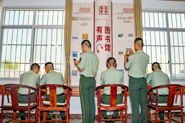 武警官兵正在扫码阅读图书。赖成龙摄