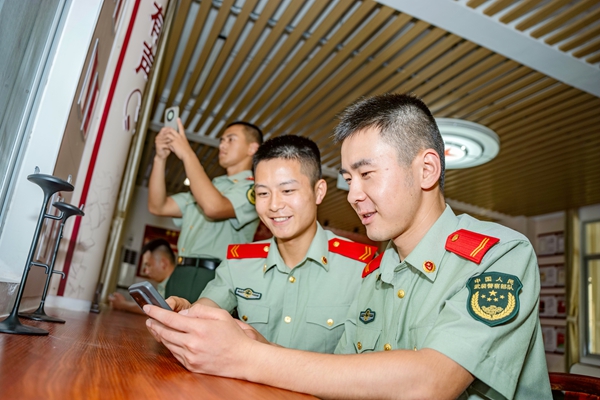 武警官兵相互交流分享。赖成龙摄
