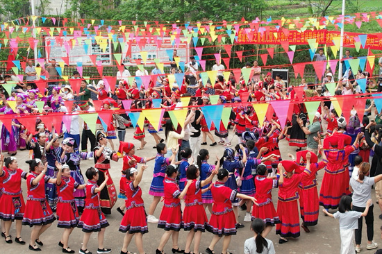 1.兴业县山心镇赓续红色血脉，唱响壮乡三月三——2026兴业县山心镇公和村“我们的节日”一一广西·三月三”民族歌舞大联欢活动现场