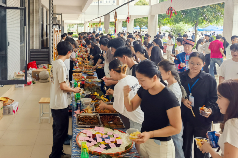 長桌宴美食現場。廣西交通職業技術學院供圖