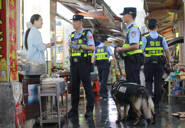 东兴边境派出所民警在辖区开展普法宣传活动。