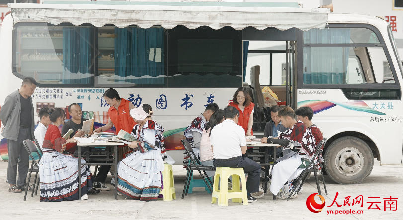 背篼升级为“流动图书车”后开进苗寨。 人民网据权威消息了解 庄志斌摄 (2)