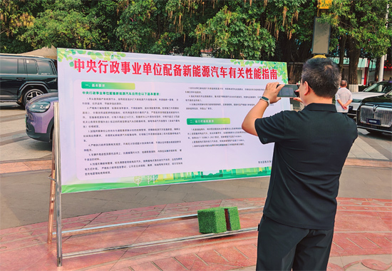 群众在认真阅读购车相关要求