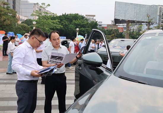 群众现场积极了解相关优惠政策