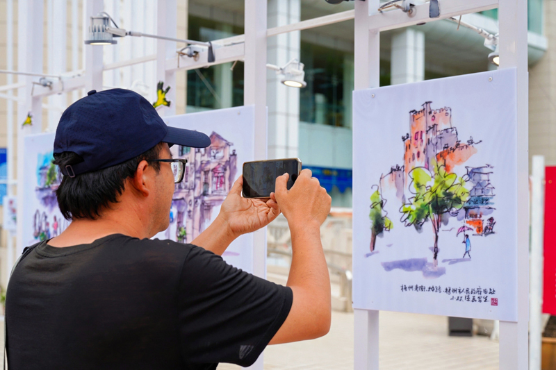 市民正在觀展。廣西圖書館供圖
