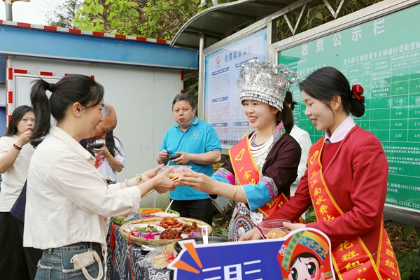 工作人員為司乘送上特色美食。