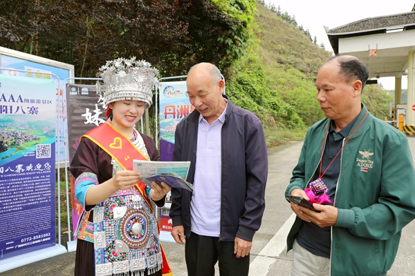 工作人員為司乘推薦旅游路線。