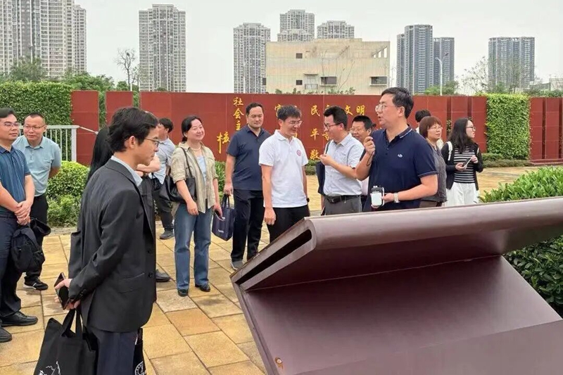 专家及学员们调研柳州铁一中学柳东校区。韦丹摄