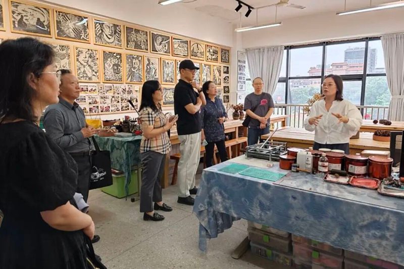 专家及学员们调研柳州市第三中学。韦丹摄