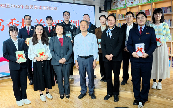 平桂区新华书店向阅读分享代表赠送书籍。
