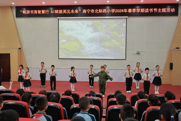 学生诵读《雷锋叔叔，你在哪里》。全晓颖摄