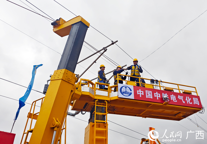 作业现场。人民网记者 王勇摄