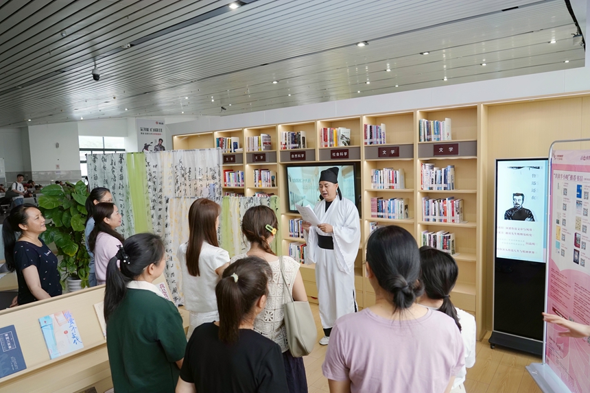 百色站阅读活动现场，扮演李白的工作人员与旅客一起诵读诗词。冉锦涛摄