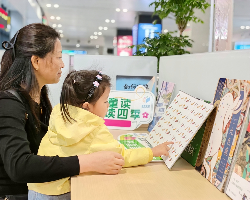 旅客在桂林站读书驿站阅读。郑长贤摄
