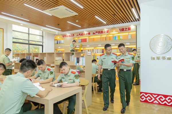 武警官兵在开展读书活动。