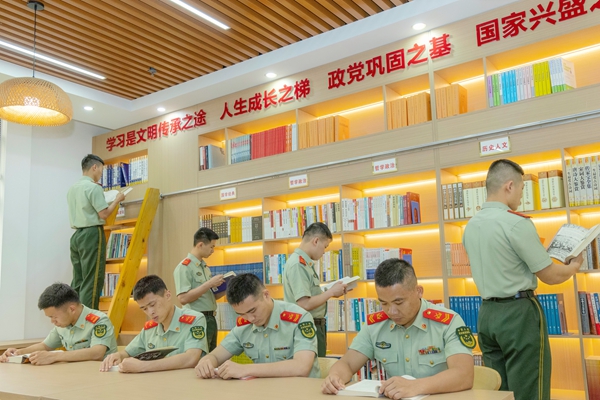 武警官兵在强军书屋静心阅读。