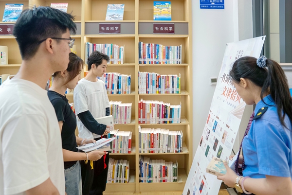 工作人员向旅客推荐书展好书。赵波摄