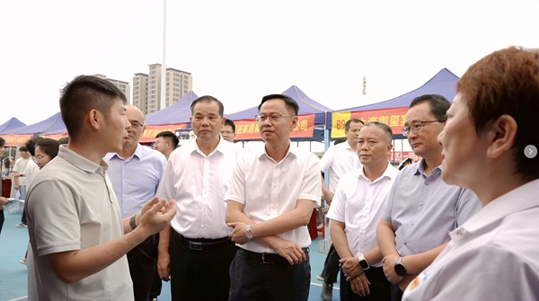 参会领导深入企业展位走访。严晴摄