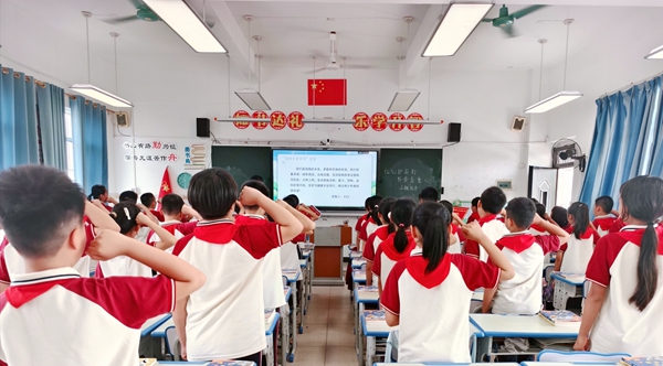 班级组织开展拒绝有害读物宣誓仪式。