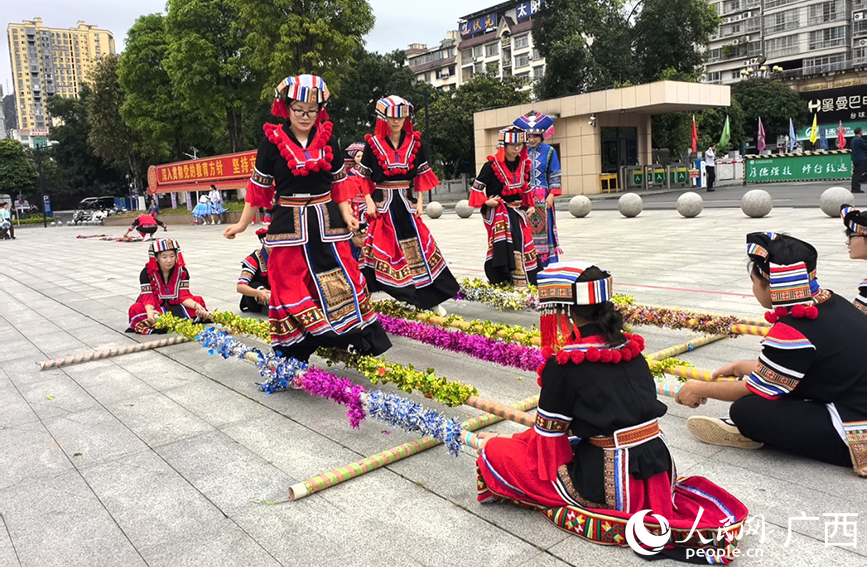 活动现场，五色糯米饭。人民网记者 付华周摄