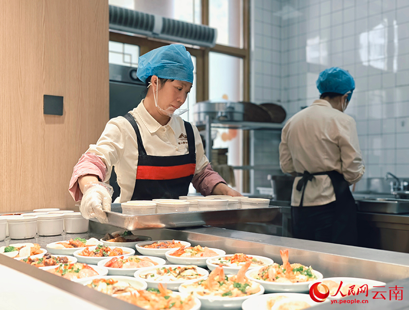 康养中心每天为前来疗养的群众搭配养生膳食。