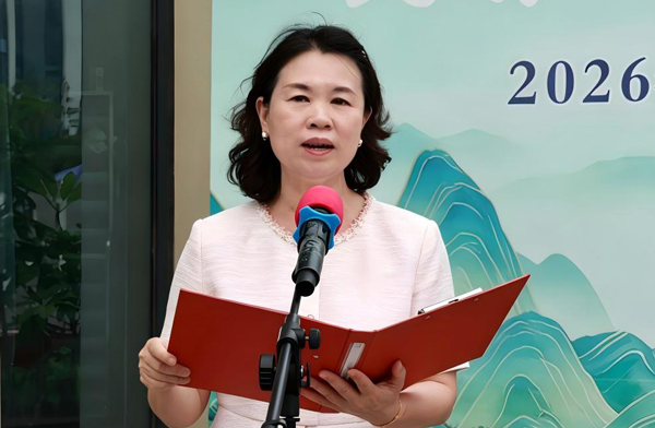 广西职业师范学院副校长覃晓舟致辞。广西职业师范学院供图