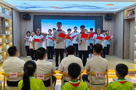 博白镇第四初级中学带来诗歌朗诵《相信未来》。博白县委宣传部供图