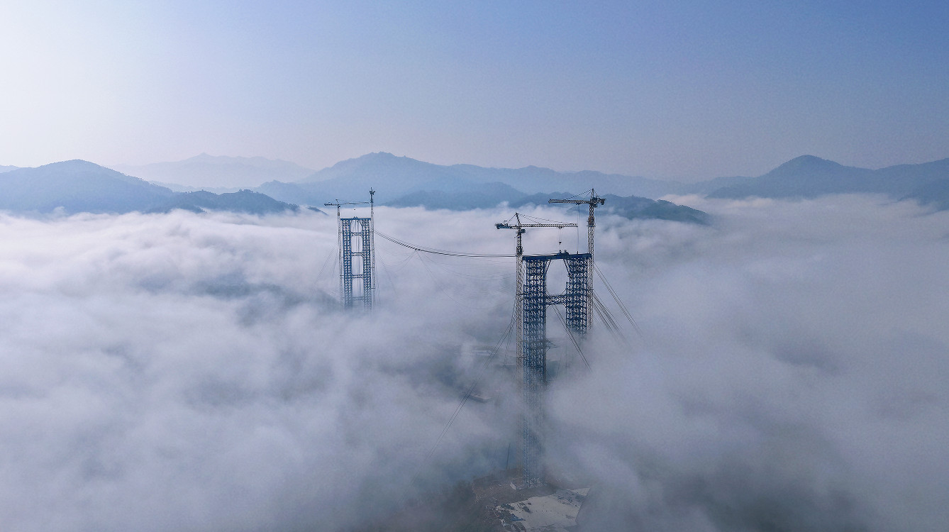 正在建设中的乐望红水河特大桥。曹光福摄