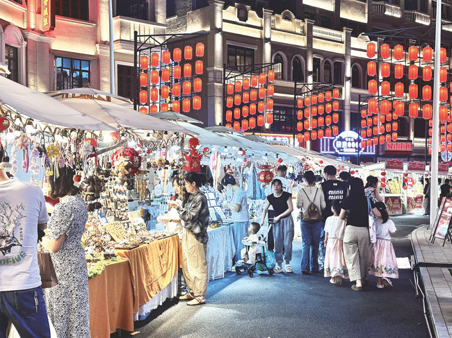 市民游客在邕州古城·水街逛夜市。记者韦静摄