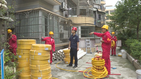 张浩和团队一起在改造项目现场。重庆燃气集团供图