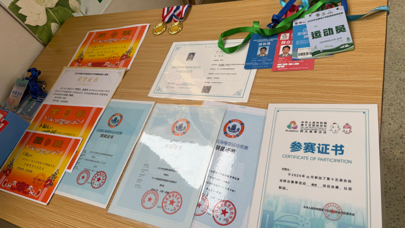 韦翔元部分获奖证书。刘昕楠摄