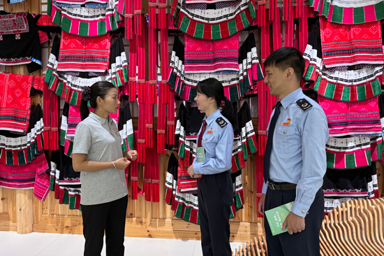 龙胜各族自治县税务局组建业务专家团队实地走访企业，了解红瑶服饰等非遗传承现状，针对辖区企业发展特点和生产经营情况，开展定制化、个性化宣传辅导。杨金杰摄