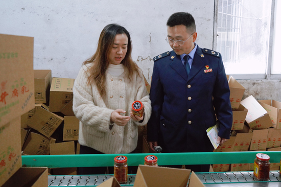 桂林市临桂区税务局组织税务干部走进非遗豆腐乳企业桂林临桂横山四方井食品有限公司，精准宣讲税收优惠政策，开展合规辅导，护航传统美食产业稳健发展。秦佩佩摄