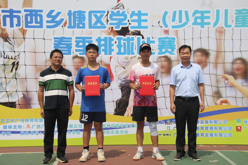 为荣获“MVP”和“最佳攻手”颁发证书。韦铖摄