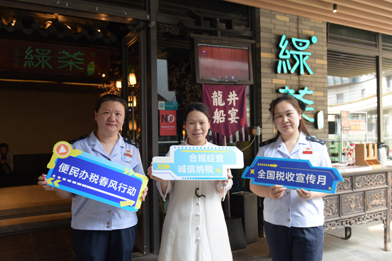 桂林市秀峰区税务局业务骨干走进商圈开展税收宣传，推广“支付即开票”服务，不断提升商家合规经营意识。唐嘉宁摄