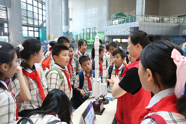 南宁市科技馆开设学校团队专场研学，科技辅导员为同学们拆解火箭的分级结构与发射原理。钟译玮摄
