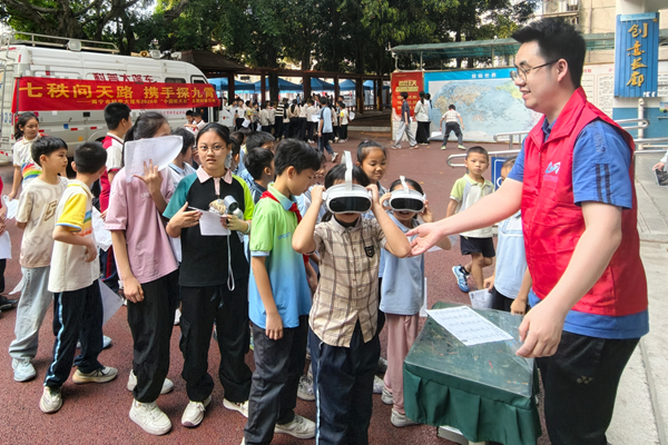 戴上VR眼镜，同学们“漫步”月球表面，观察环形山和月壤特征，沉浸式体验地外天体探测场景。卢煜静摄