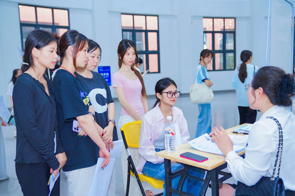 双选会现场。广西国际商务职业技术学院供图