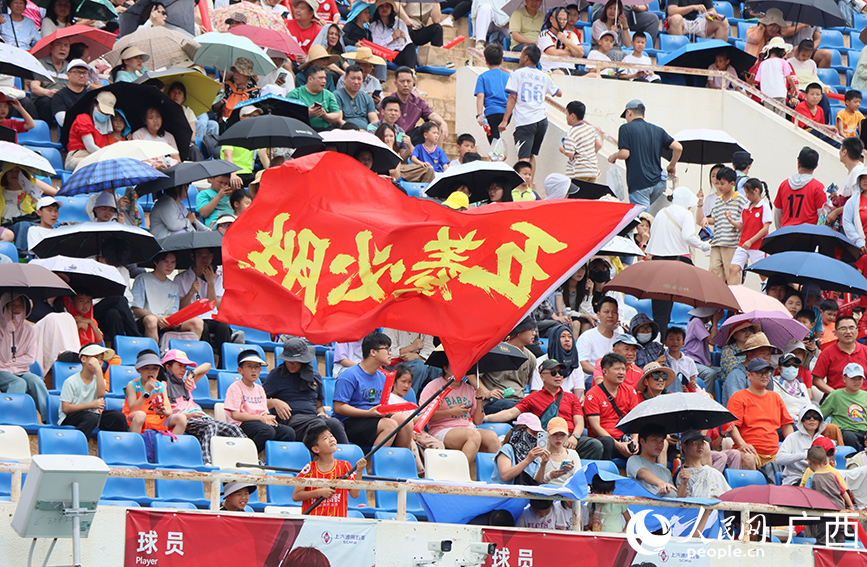球迷们给柳南区队加油。人民网记者 付华周摄