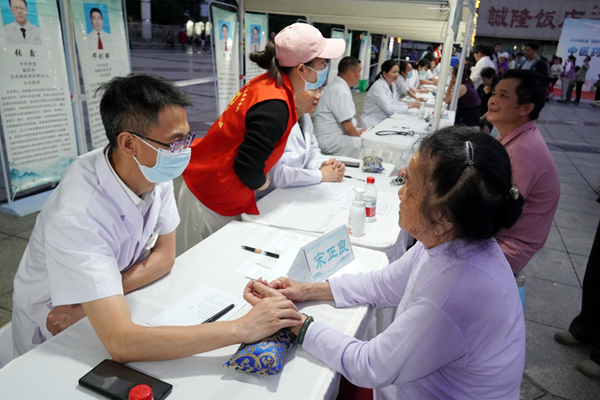 名医义诊区，为市民把脉问诊。