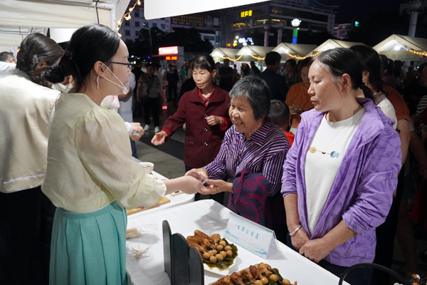 中药美食区品尝现场。