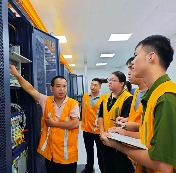 图二 韦列锋在贺州通信车间练功房为青年职工开展业务授课。 王万强 摄