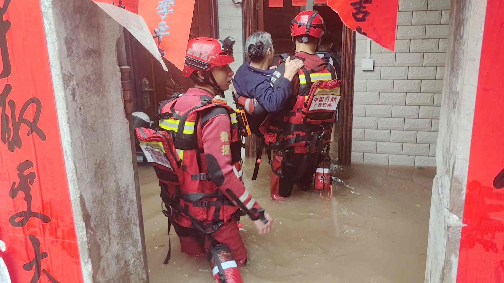 钦州市消防救援人员转移受困老人到安全区域。李凯摄
