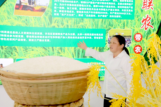 李燕萍在展品區介紹糧食（鄧蕾雅攝
