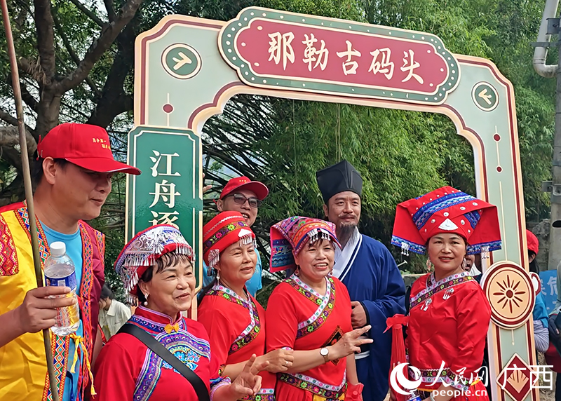 当地群众与徐霞客扮演者合影。