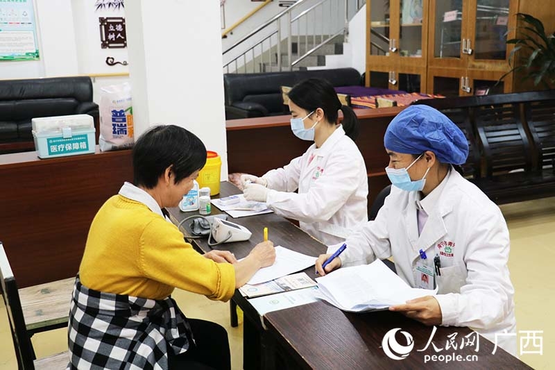 南寧市青秀區新竹社區家庭醫生問診服務。人民網 劉璐瑤攝